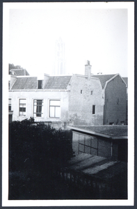 606486 Uitzicht op de Domtoren te Utrecht vanuit een studentenkamer aan de Heerenstraat 48.